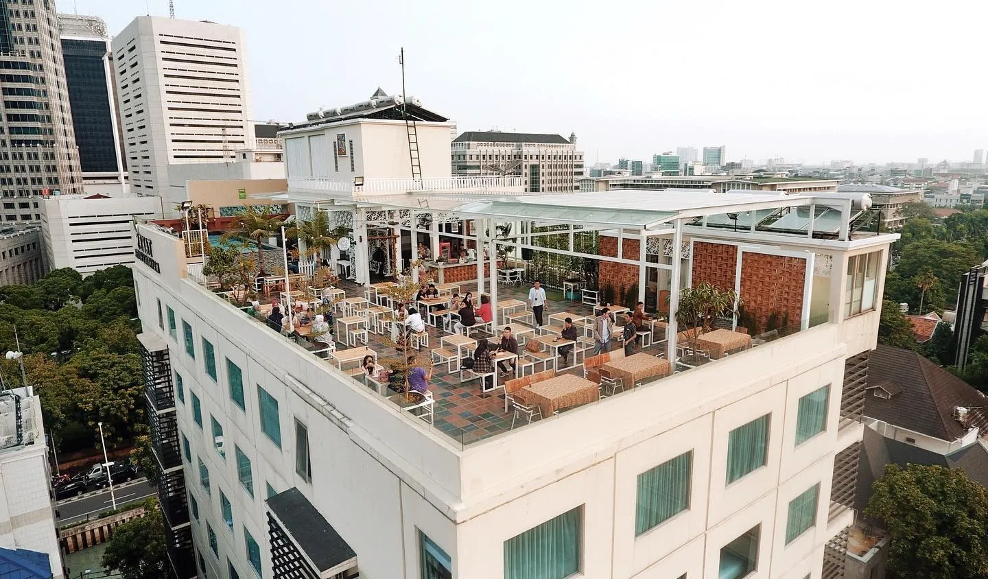 10 Spot Nongkrong Hits Jakarta Pusat, Bikin Ketagihan! 15 Langit Seduh Rooftop Cafe