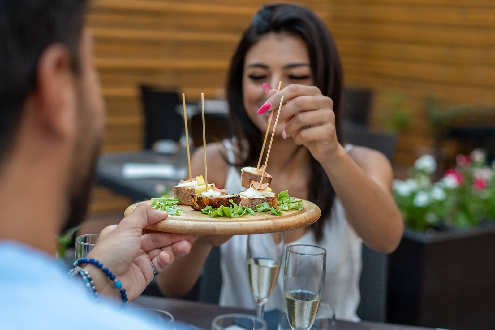 close up wanita sedang makan di fine dining