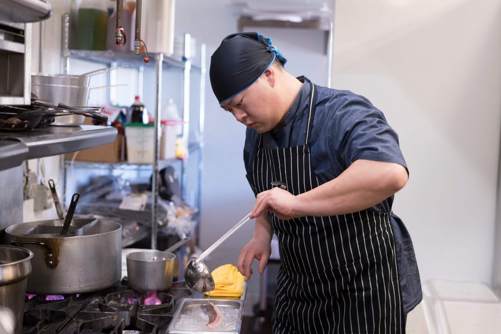 profesional chef sedang memasak scaled
