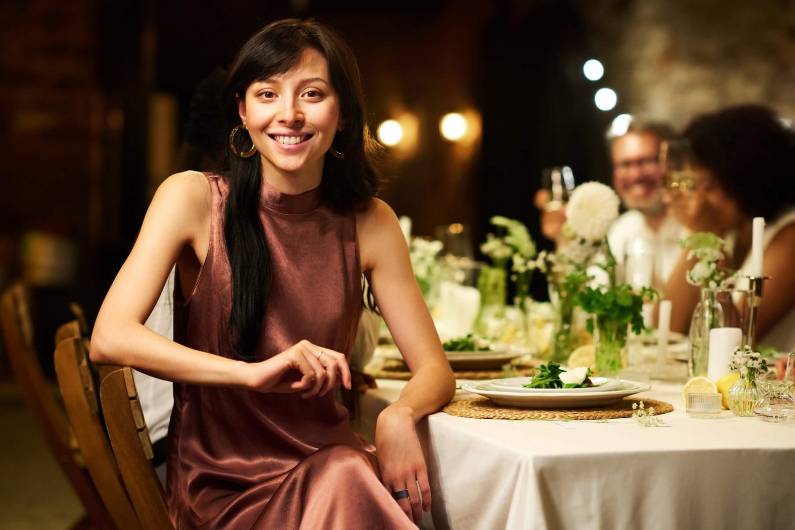 wanita muda elegan berambut merah dan berbaju sutra di restoran scaled