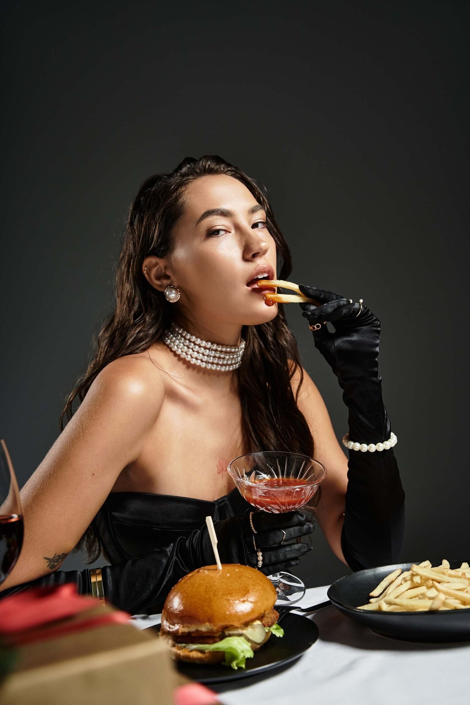 wanita muda menikmati makanan lezat saat fine dining scaled