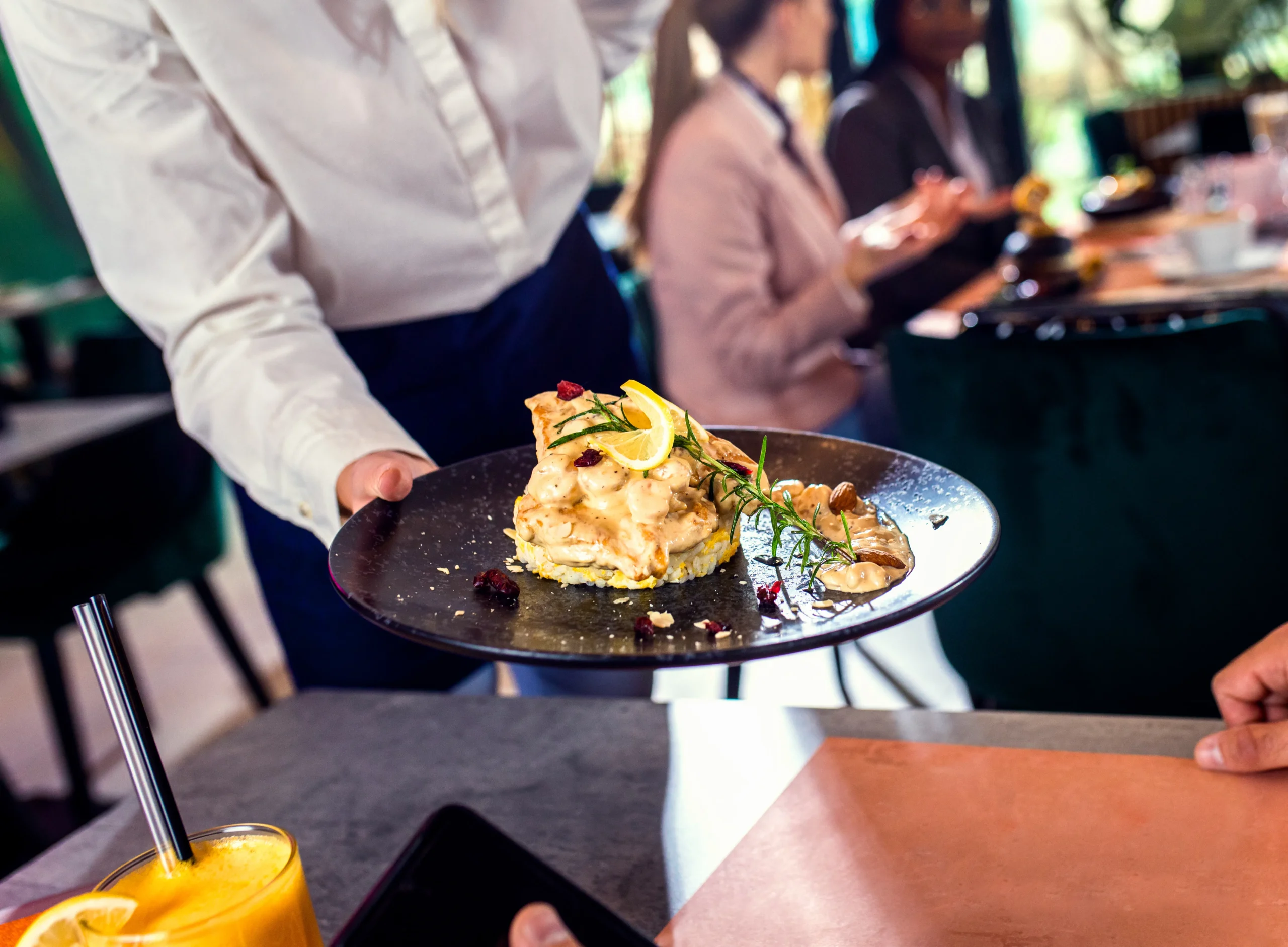 Dos & Don'ts Fine Dining Biar Nggak Salting di Acara Fancy 17 Komunikasi dengan Staff Fine Dining