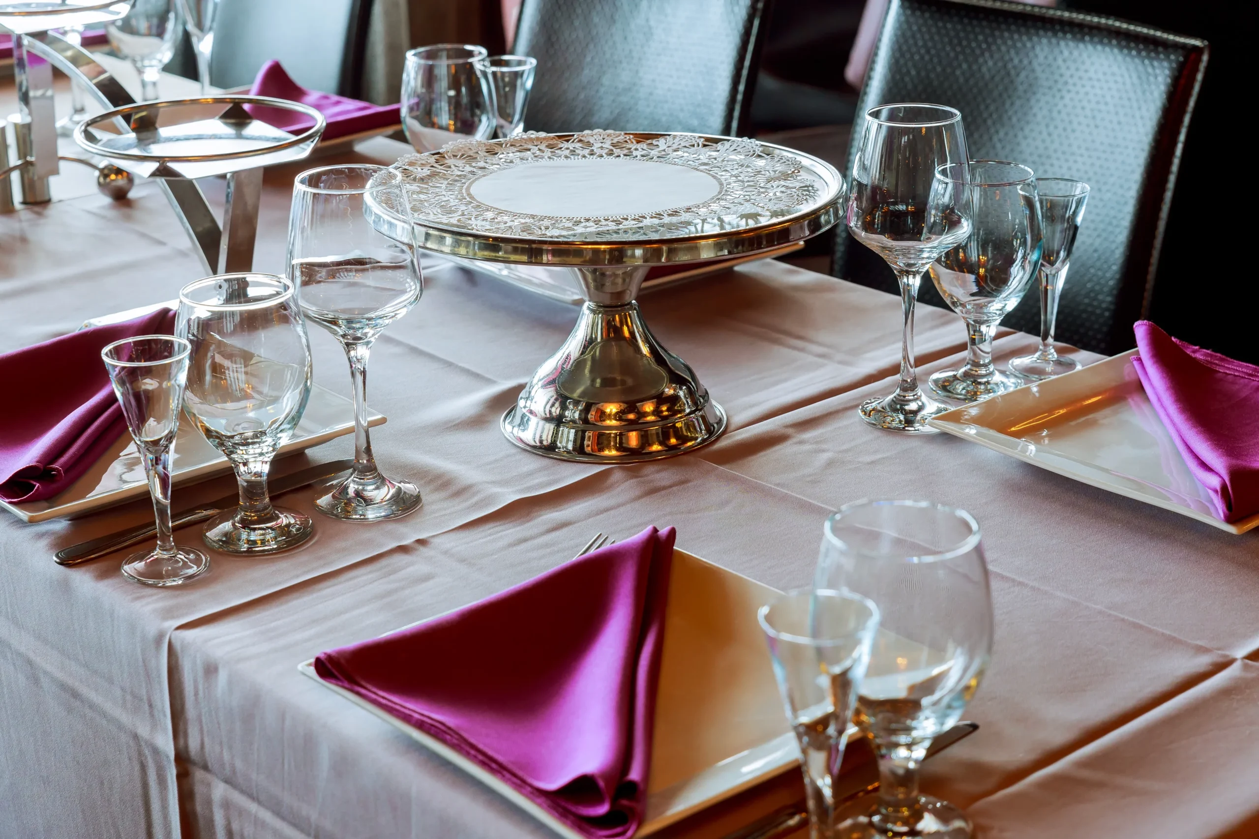Dos & Don'ts Fine Dining Biar Nggak Salting di Acara Fancy 15 Menggunakan Napkin Fine Dining