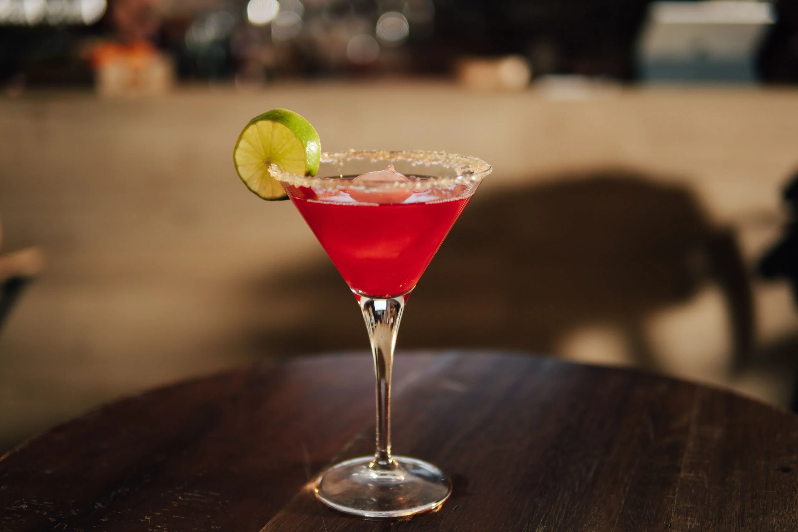 Newbie di Bar? Harus Tau Daftar Minuman Cocktail Klasik Ini! 13 Cosmopolitan scaled